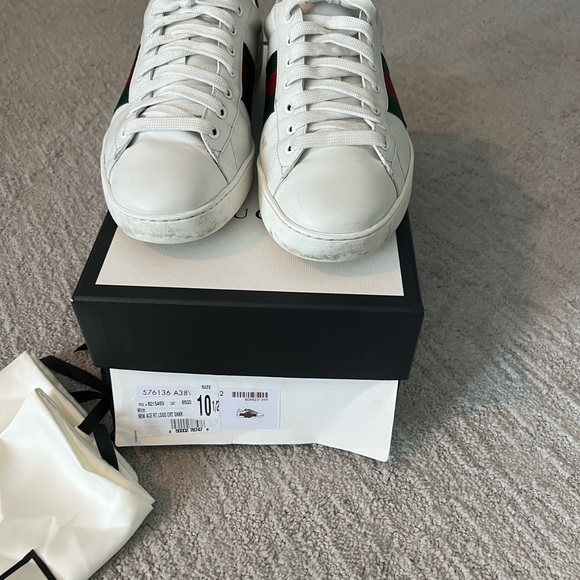 classic low-top sneaker in white leather with green and red web, crocodile back - Picture 3 of 7